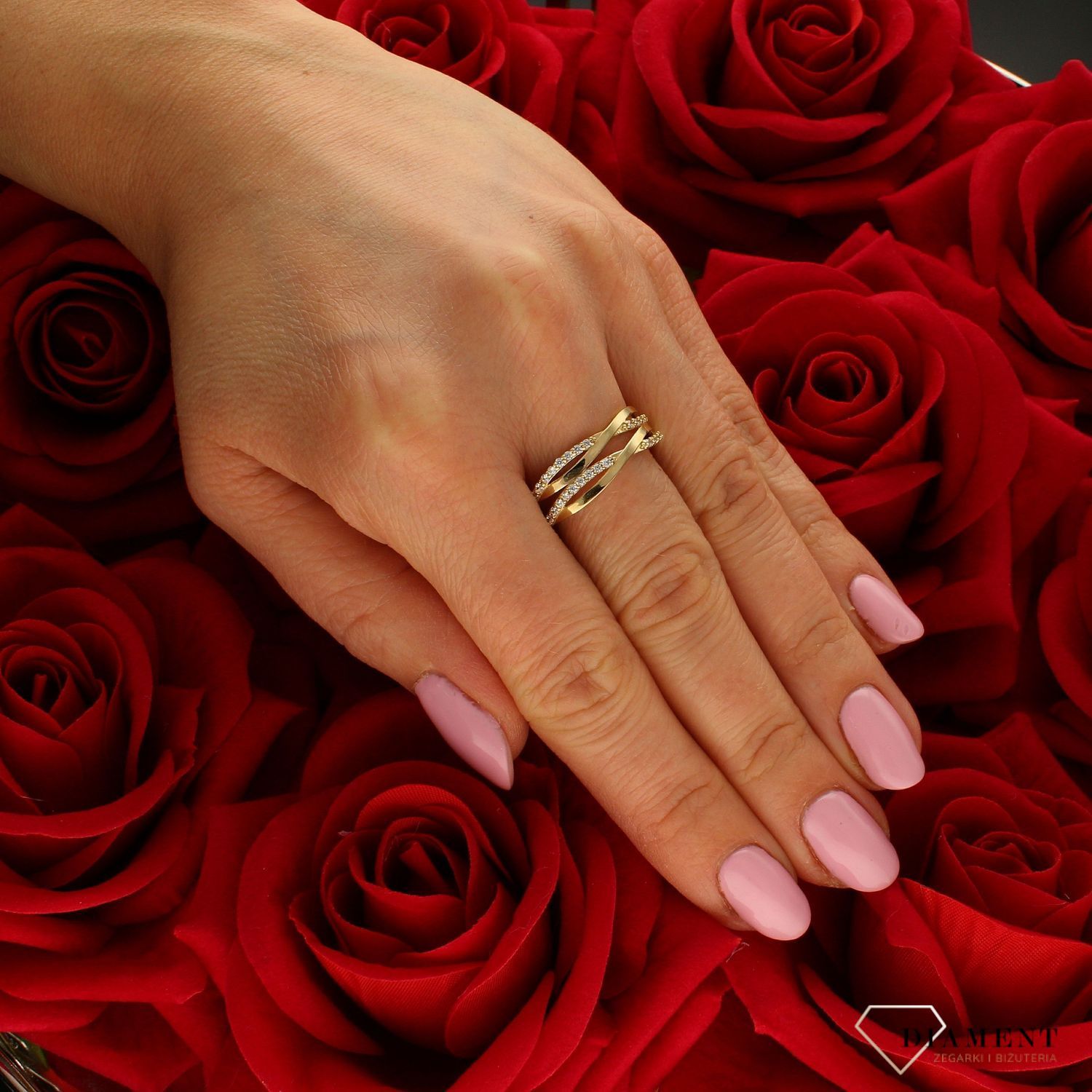 Złoty pierścionek damski Przeplatany błyskiem 585 PI 3058 585. Przeplatany pierścionek. Pierścionek złoty z cyrkoniami. Błyszczący pierścionek. Prezent na rocznicę, urodziny. Pomysł na prezent. Szeroki pierścień. Złoto z wyższ.jpg